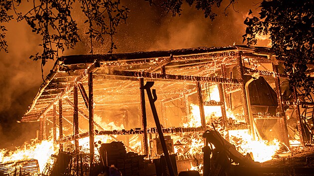 Oheň zničil pilu v Prostřední Rokytnici v Orlických horách. (18. července 2022)