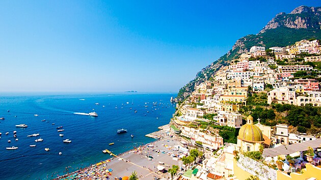 Italské město Positano na turisticky oblíbeném Amalfitánském pobřeží.