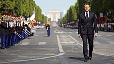 Francouzský prezident Emmanuel Macron zahájil v centru Paíe vojenskou...
