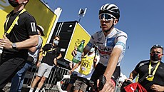 Slovinský cyklista Tadej Pogaar v cílovém prostoru 14. etapy Tour de France