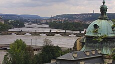 Praské mosty a stecha Strakovy akademie. Povodn 2002.