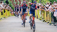 Geraint Thomas v ele vláku cyklist stáje Ineos ped startem letoní Tour de...
