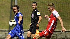 Jakub Fulnek (vpravo) z Mladé Boleslavi a Bernard Rosa z Pardubic Jakub Fulnek (vpravo) z Mladé Boleslavi a Bernard Rosa z Pardubic
