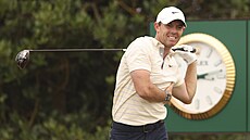 Rory McIlroy sleduje míček na The Open. Rory McIlroy sleduje míček na The Open.