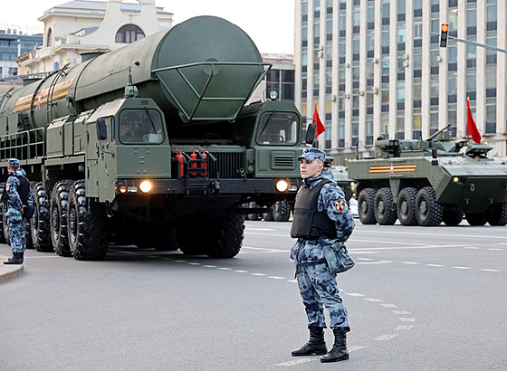 Ruský voják stráí jaderné zbran na vojenské pehlídce Moskv. (5. kvtna 2022)
