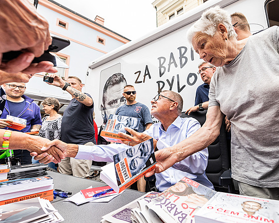 Andrej Babi rozdávající autogramy (11. srpna 2022)