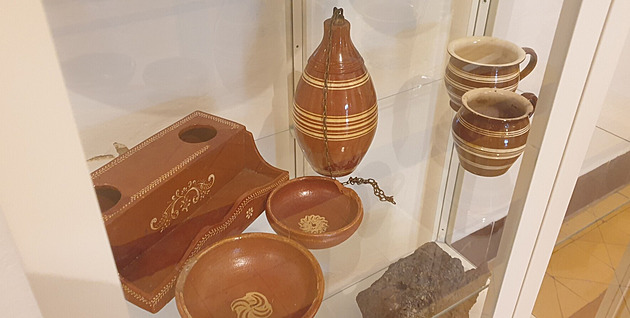 Ukázky typické keramiky vyrábné v 19. století v Rajnochovicích a okolních...