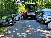 Dodávka blokuje průjezd kombajnu. Přestupku se dopustili všichni řidiči, kteří... Dodávka blokuje průjezd kombajnu. Přestupku se dopustili všichni řidiči, kteří...