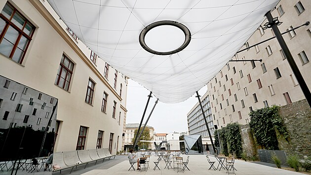 V uměleckoprůmyslovém muzeum vaří kávu robot. Na dotykové obrazovce si vyberete, jaký chcete nápoj, provedete platbu a robot vám kávu připraví. Pokud si připlatíte, robot na kávu vytvoří i vaše selfie. Stejný architekt, který navrhl prostor kavárny, navrhl také venkovní mrak nad kavárenským posezením.