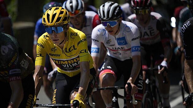 Slovinsk cyklista Tadej Pogaar bhem 18. etapy Tour de France jede hned za ldrem celkov klasifikace Jonasem Vingegaardem z Dnska (ve lutm).