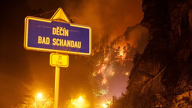 Noční záběry z požáru na Děčínsku (26. července 2022)