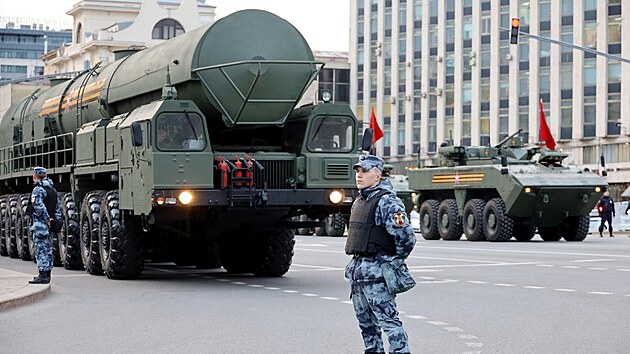 Ruský voják stráí jaderné zbran na vojenské pehlídce Moskv. (5. kvtna 2022)