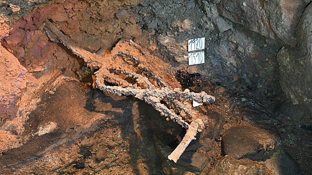 Detail žárem zdeformovaného roštu na podlaze kuchyně.