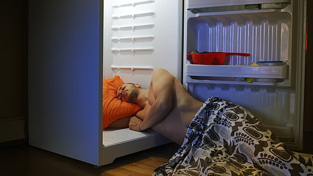 Sthovat se na noc do lednice nen nutn. Zkuste si ped spanm povlak na polt i prostradlo na chvli ochladit v mrazku, usnat by se vm mlo vrazn lpe.