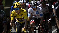 Slovinský cyklista Tadej Pogaar bhem 18. etapy Tour de France jede hned za...