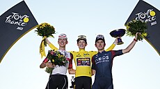 Elitní trojka celkového poadí Tour de France na Elysejských polích. Zleva...