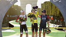 Elitní trojka celkového poadí Tour de France na Elysejských polích. Zleva...