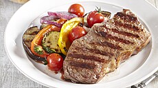 Hovzí steak s grilovanou zeleninou