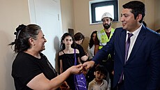 Minakhanim Mirzayeva a její rodinní písluníci procházejí jejich novým domem....