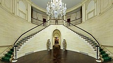 típatrové rotundové foyer s dvojitým velkým schoditm pedstavuje impozantní...