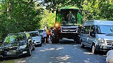 Dodávka blokuje průjezd kombajnu. Přestupku se dopustili všichni řidiči, kteří... Dodávka blokuje průjezd kombajnu. Přestupku se dopustili všichni řidiči, kteří...