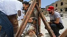 Zábr z kontroverzního natáení filmu Home Operation v ruinách syrského msta...
