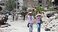 Zábr z kontroverzního natáení filmu Home Operation v ruinách syrského msta...