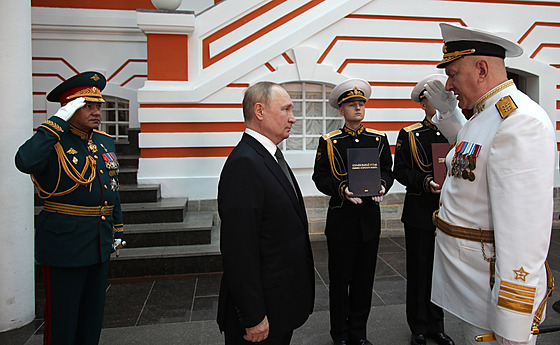 Ruský prezident Vladimir Putin poslouchá zprávu vrchního velitele ruského...