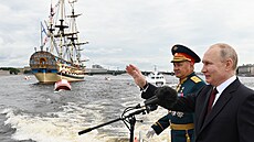 Ruský prezident Vladimir Putin a ministr obrany Sergej Šojgu sledují přehlídku... Ruský prezident Vladimir Putin a ministr obrany Sergej Šojgu sledují přehlídku...