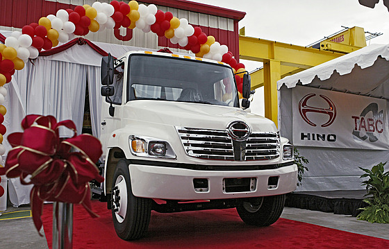 Pedstavení prvního nákladního vozu znaky Hino vyrobeného v USA (íjen 2004).