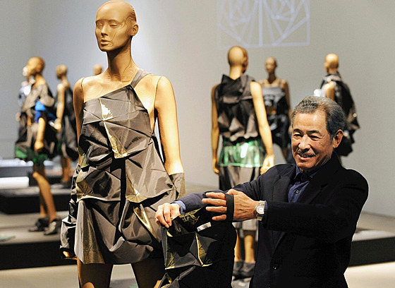 Ve vku 84 let zemel japonský módní návrhá Issei Mijake