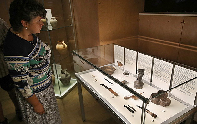Historické artefakty spojené se stolováním lechty.