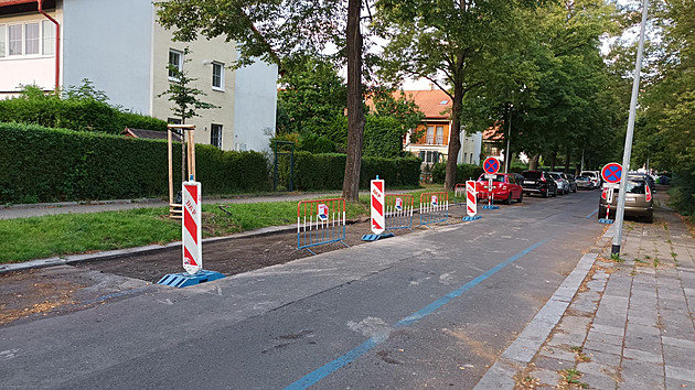 <p>V ulici Brigádníků u hřiště na Sídlišti Solidarita v Praze 10-Strašnicích probíhá oprava vozovky.</p>