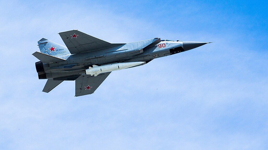 Ruský MiG-31K nese hypersonickou stelu Kindál.