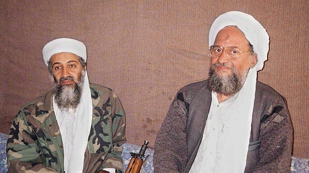 Ajmán Zavahrí (vpravo) s Usámou bin Ládinem na snímku z roku 2002