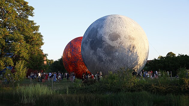 Brnnsk hvzdrna vystavuje v druh sti Festivalu planet vechny sv nafukovac desetimetrov modely vesmrnch tles - Msce, Zem, Marsu a Slunce. K vidn jsou v parku na Krav hoe.