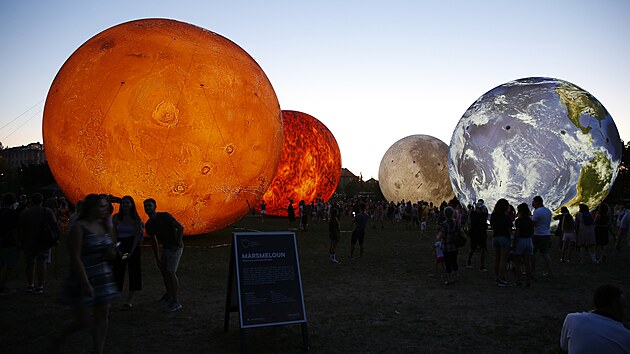 Brnnsk hvzdrna vystavuje v druh sti Festivalu planet vechny sv nafukovac desetimetrov modely vesmrnch tles - Msce, Zem, Marsu a Slunce. K vidn jsou v parku na Krav hoe.