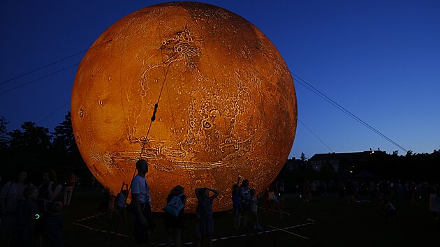 Brnnsk hvzdrna vystavuje ve druh sti Festivalu planet vechny sv nafukovac desetimetrov modely vesmrnch tles - Msce, Zem, Marsu a Slunce. K vidn jsou v parku na Krav hoe.
