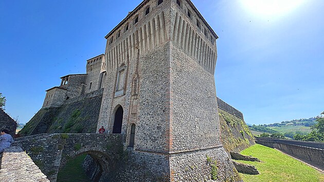 Torrechiara. Ndhern pevnost v dnen podob z 15. stolet stoj za zajku od hlavnch tah. Za pt eur ji mete prozkoumat i zevnit. Nedaleko jsou i zceniny slavnho hradu Canossa, jen se stal synonymem ponen, kdy se zde kdysi musel msk csa pokoit papei.