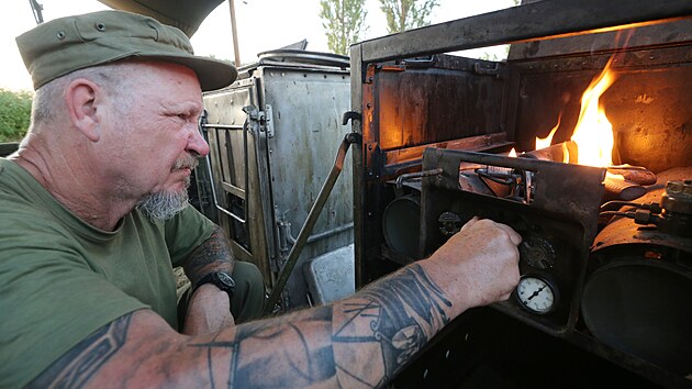 Požár Národního parku České Švýcarsko. Hasiči mají zázemí na fotbalovém hřišti. (5. srpna 2022)