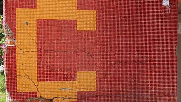 Panelový dům přezdívaný Abeceda přijde o část písmen, která mu dala jméno.