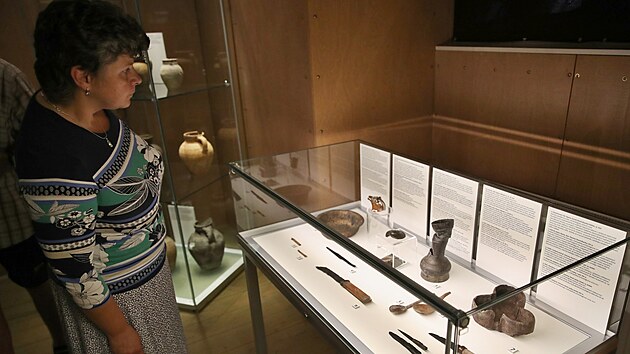 Historick artefakty spojen se stolovnm lechty.