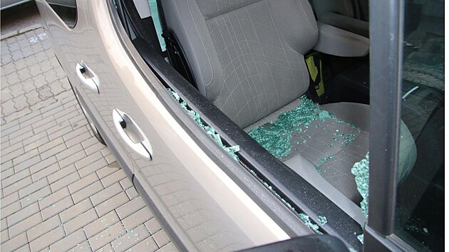 Zlodj si k vykrdn aut bral airsoftovou pistoli, rozbjel n oknka. Takto pokodil vce ne tictku voz na Hodonnsku.