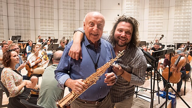 Felix Slováček a Felix jr. se zlínskou filharmonií před společným koncertem. Rodinnou formaci doplnila i dcera Anna (9. srpna 2022)