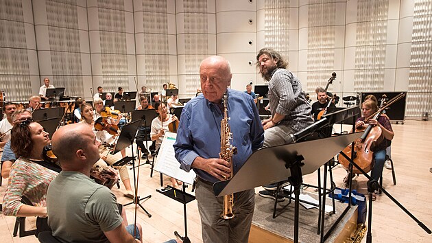 Felix Slováček a Felix jr. se zlínskou filharmonií před společným koncertem. Rodinnou formaci doplní i dcera Anna (9. 8. 2022)