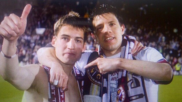 Rudolf Skácel a jeho řecký kamarád Takis Fyssas. Hráli spolu v Hearts. teď ho Fyssas informuje, co se děje v Panathinaikosu.