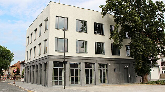 Na nmst v Lznch Blohrad vznikla nov budova mstskho adu. (29. ervence 2022)