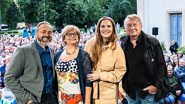 Honza Ddek, vana Andrlov, Petra Nesvailov a Josef Dvok v show 7 pd Honzy Ddka na zmku Loue (2. srpna 2022)