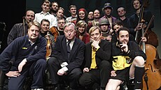Celý manšaft. Jiří Lábus a Petr Čtvrtníček uprostřed týmu představení Ivánku,... Celý manšaft. Jiří Lábus a Petr Čtvrtníček uprostřed týmu představení Ivánku,...