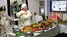 Průvodkyně Kamila Dvořáková při červnové muzejní noci návštěvníkům v roli... Průvodkyně Kamila Dvořáková při červnové muzejní noci návštěvníkům v roli...